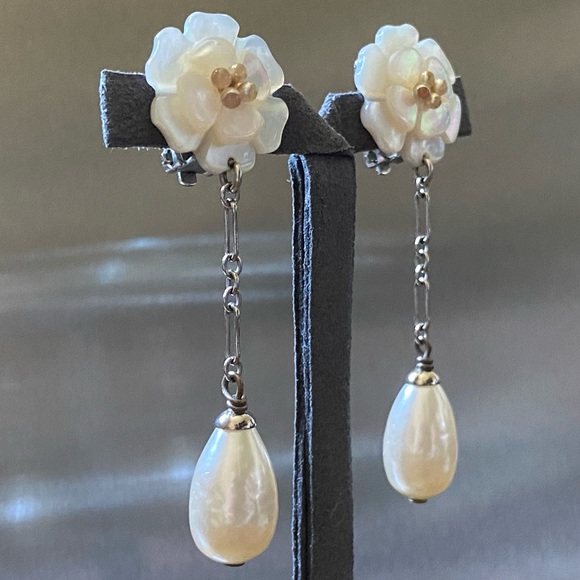 🆂🅾🅻🅳 Auth Vintage Chanel Camellia Earrings - Picture 7 of 13